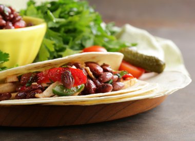 Buğday tortilla tavuk ve fasulye ile tacos Meksika yemeği mi