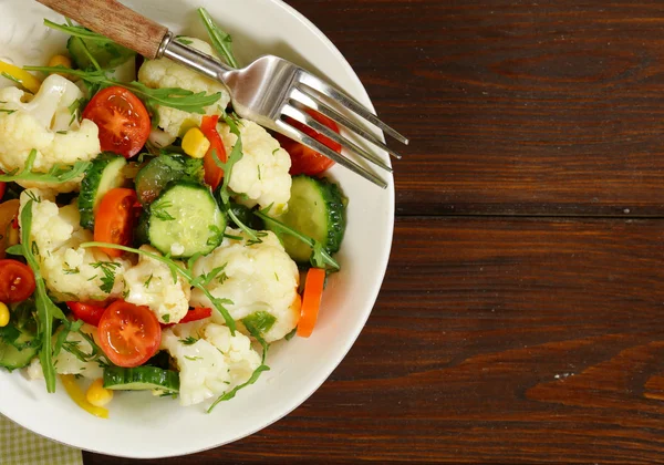 Cauliflower salad with cucumbers and colored pepper — Stock Photo, Image