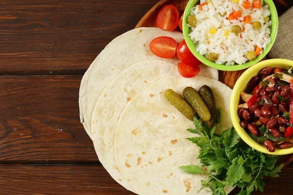 Comida mexicana é tacos em tortilla de trigo com frango e feijão — Fotografia de Stock