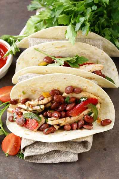 Comida mexicana é tacos em tortilla de trigo com frango e feijão — Fotografia de Stock