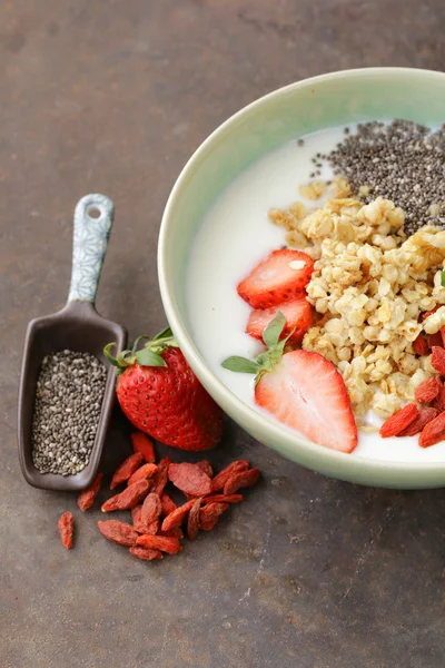 Zdravá snídaně müsli, jogurt, chia semena, ovoce a goji — Stock fotografie