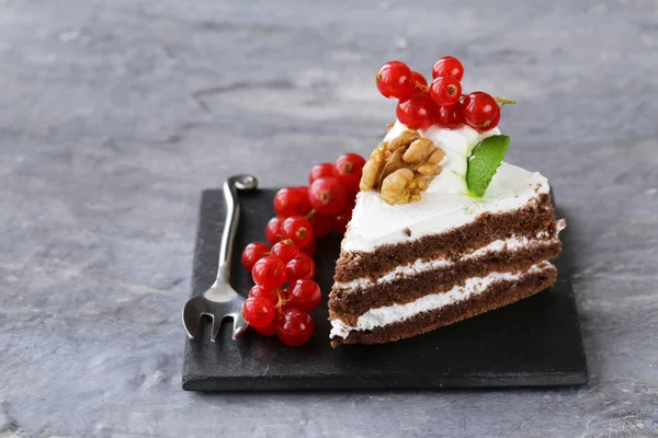 Porción de postre pedazo de pastel con crema y bayas —  Fotos de Stock