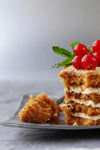 Pedaço de sobremesa porcionado de bolo com creme e bagas — Fotografia de Stock