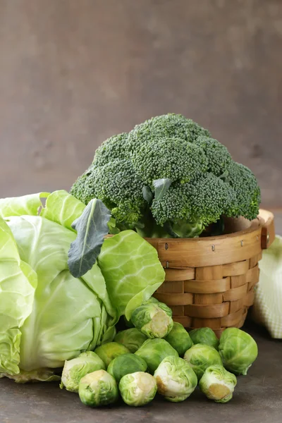 Different kinds of cabbage - broccoli, Brussels sprouts and white cabbage — Stock Photo, Image