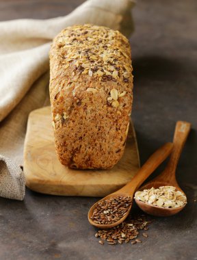 keten tohumu ve yulaf ezmesi ile çavdar kepekli ekmek