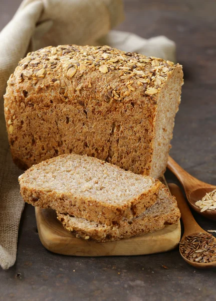 Pão integral de centeio com sementes de linho e aveia — Fotografia de Stock