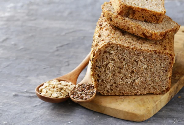 Pão integral de centeio com sementes de linho e aveia — Fotografia de Stock