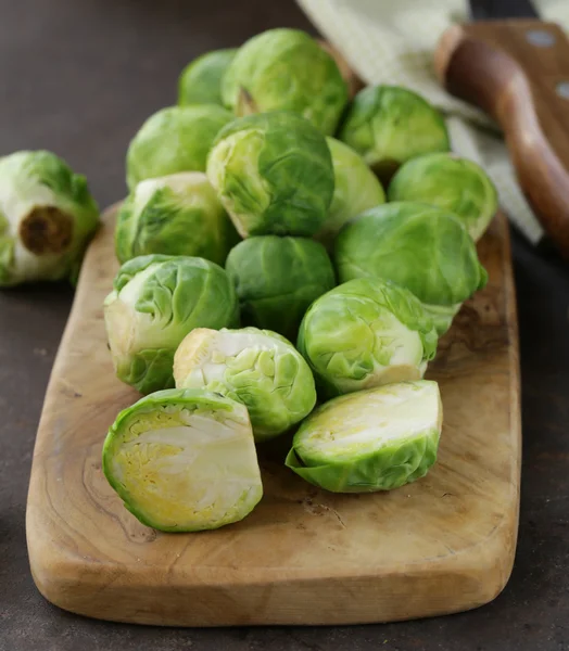 Choux de Bruxelles biologiques frais crus sur planche à découper — Photo