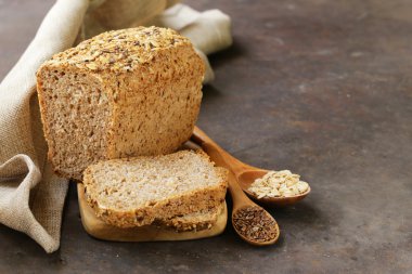 keten tohumu ve yulaf ezmesi ile çavdar kepekli ekmek