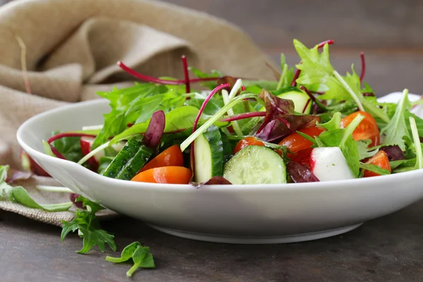 La ensalada verde mezclan con hortalizas frescas - el pepino, el rábano, el tomate para una alimentación sana — Foto de Stock