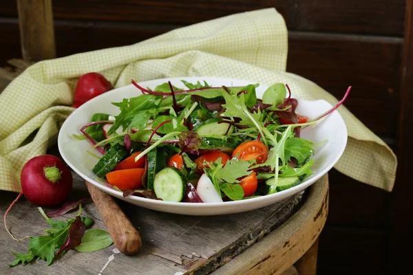 Grön sallad mix med färska grönsaker - gurka, rättika, tomat för hälsosam kost — Stockfoto