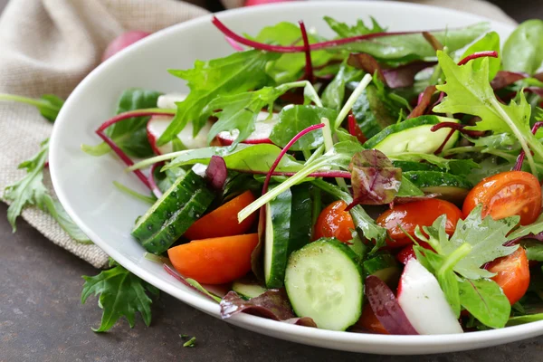 Зеленый салат смесь со свежими овощами - огурец, редис, помидор для здорового питания — стоковое фото