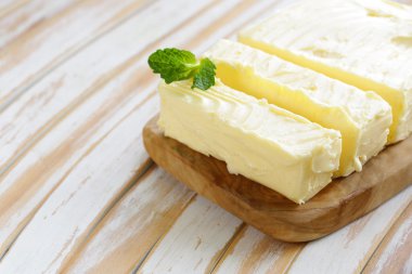 taze organik tereyağı bir ahşap tahta üzerinde blok