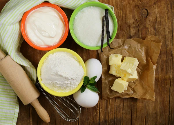 黄油、 牛奶、 鸡蛋、 面粉和香草糖木背景上的做的酥馅饼-成分 — 图库照片