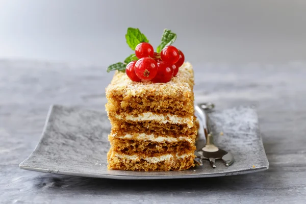 Porcje deser kawałek ciasta z kremem i jagody — Zdjęcie stockowe