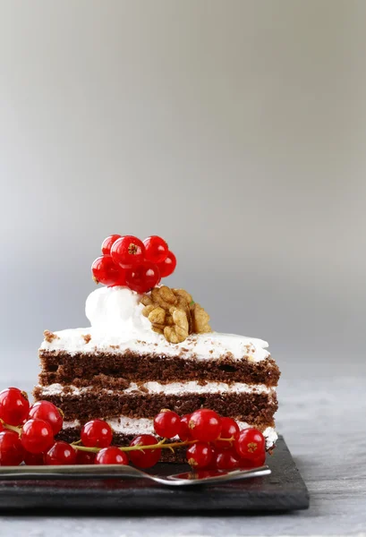 Porción de postre pedazo de pastel con crema y bayas —  Fotos de Stock