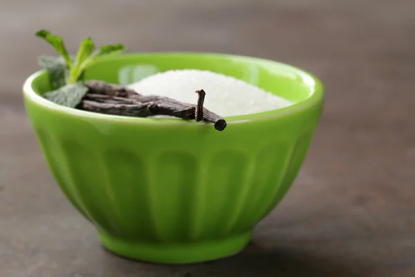 Zucchero vanigliato con baccelli di vaniglia naturali sul tavolo — Foto Stock