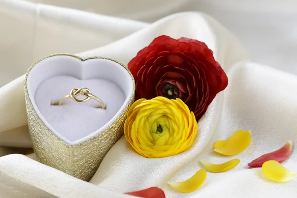 Anillo de oro en forma de corazón sobre seda beige —  Fotos de Stock