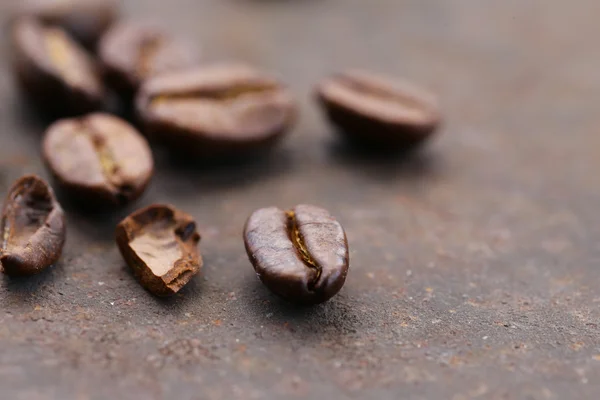 Macro shot de grãos de café em um fundo de aço, foco suave — Fotografia de Stock