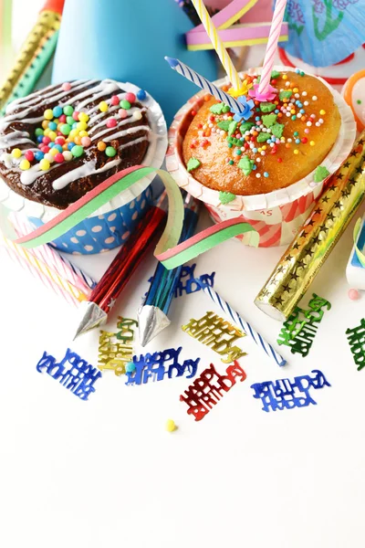 Feestelijke set voor verjaardagsfeest - kaarsen, vuurwerk, desserts — Stockfoto