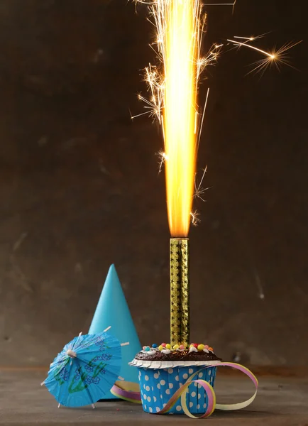 明るい花火でお祝い誕生日デザート ケーキ — ストック写真