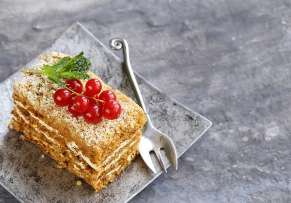 Pedaço de sobremesa porcionado de bolo com creme e bagas — Fotografia de Stock