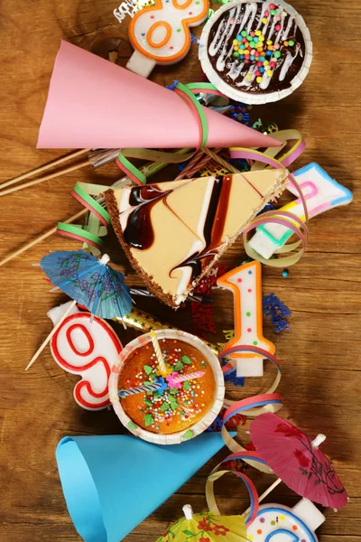 -キャンドル、花火、デザートの誕生日パーティーのお祝いセット — ストック写真