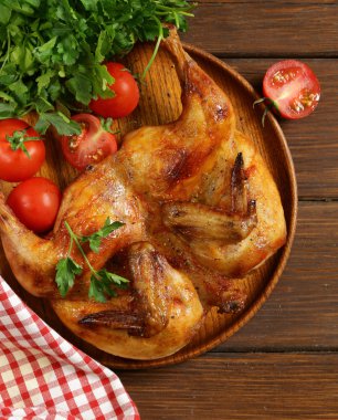 otlar ve baharatlar ile kızarmış bütün tavuk