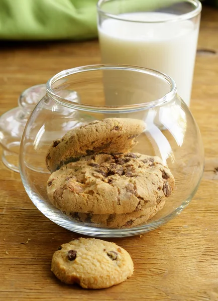 Домашні десерти кругле печиво з шоколадними чіпсами — стокове фото