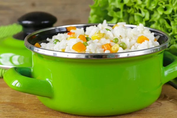 Riz bouilli avec divers légumes (carottes, maïs et pois verts ) — Photo