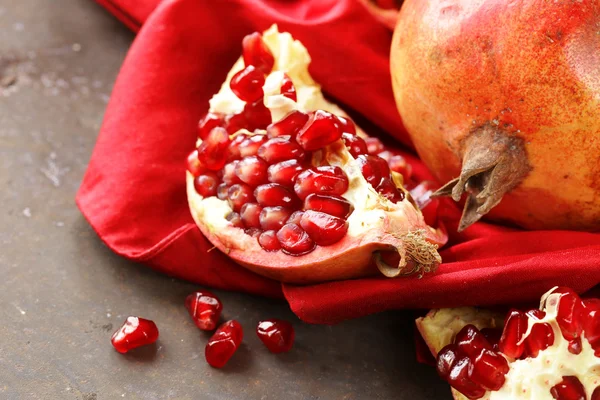 Biologische rijp rood fruit granaatappel, gehele en gebroken — Stockfoto