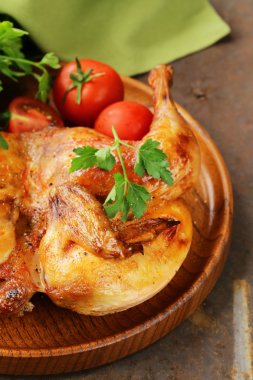 otlar ve baharatlar ile kızarmış bütün tavuk