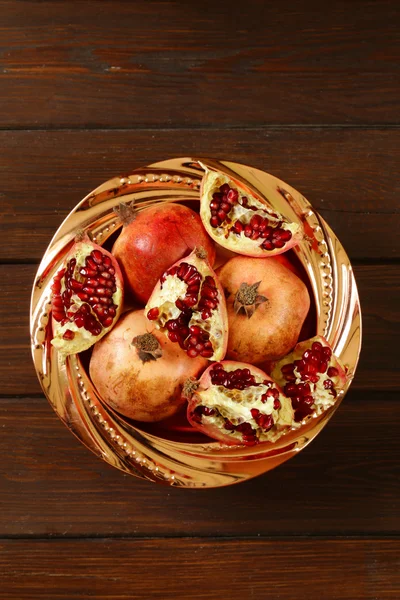 Bio reife rote Früchte Granatapfel, ganz und gebrochen — Stockfoto