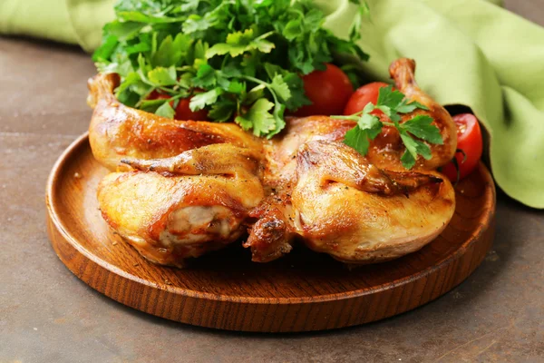 Poulet entier grillé aux herbes et aux épices — Photo