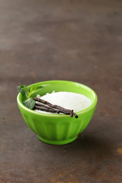 Azúcar de vainilla con vainas de vainilla naturales sobre la mesa — Foto de Stock