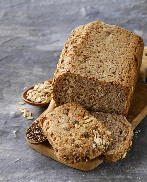 Roggen-Vollkornbrot mit Leinsamen und Haferflocken — Stockfoto