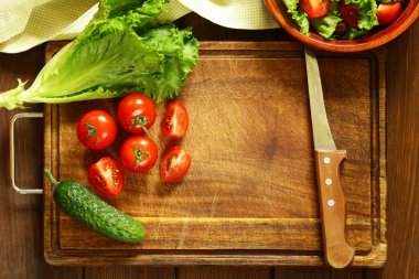 yemek sebze salata (domates, marul, salatalık) ahşap bir gemide, üstten görünüm 