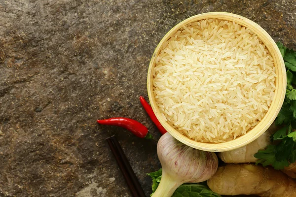Азиатская кухня - рис, имбирь, перец чили на каменном фоне — стоковое фото
