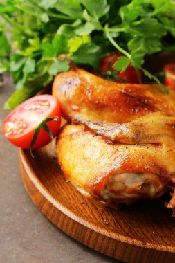 otlar ve baharatlar ile kızarmış bütün tavuk 