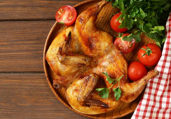 Roston sült egész csirke, gyógynövények és fűszerek — Stock Fotó