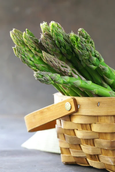 Asperges vertes crues fraîches, légumes de printemps — Photo