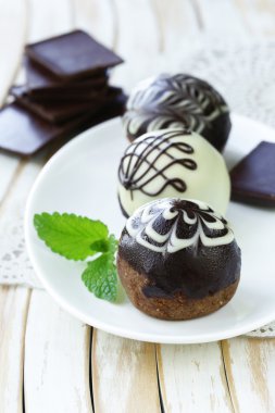 tatlı bisküvi çikolata sosu ile kek topları 