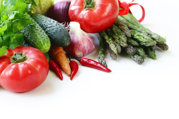 Varias verduras de primavera (espárragos, zanahorias, ajo, tomates, pepinos ) —  Fotos de Stock