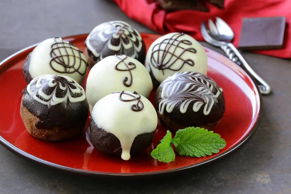 Postre bizcocho bolas pasteles con hielo de chocolate — Foto de Stock