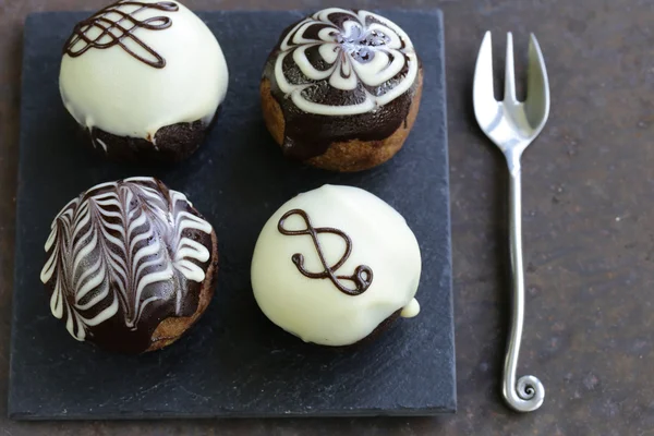 Postre bizcocho bolas pasteles con hielo de chocolate —  Fotos de Stock