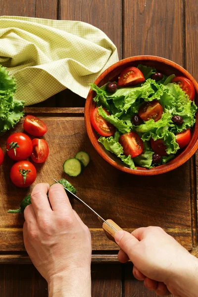 yemek sebze salata (domates, marul, salatalık) ahşap bir gemide, üstten görünüm 