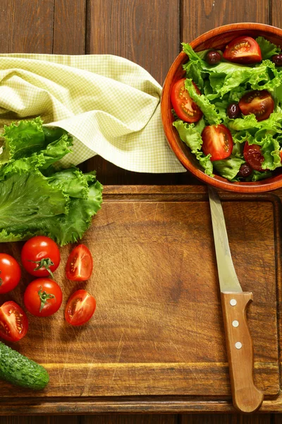 yemek sebze salata (domates, marul, salatalık) ahşap bir gemide, üstten görünüm 