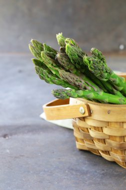 Taze çiğ yeşil kuşkonmaz, Bahar sebzeler 