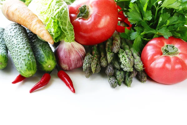 Verschiedene Frühlingsgemüse (Spargel, Karotten, Knoblauch, Tomaten, Gurken) — Stockfoto