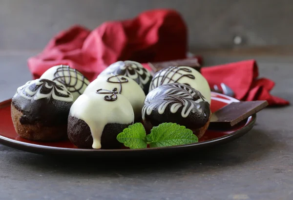 Dessert biscuit balls cakes with chocolate icing — Stock Photo, Image